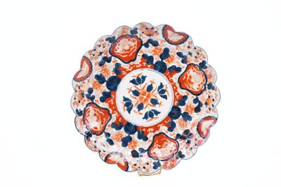 une photo d'une assiette ornée d'un motif floral