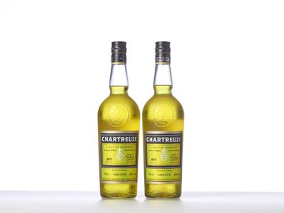 deux bouteilles de liqueur de citron à la Chartreuse posées sur une surface blanche