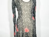 une robe noire et blanche ornée de fleurs roses