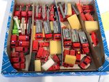 une boîte remplie de camions de pompiers miniatures posée sur une table