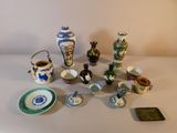 de nombreux types de vases et d'assiettes sur la table