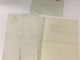 Trois vieilles lettres et leurs enveloppes sont posées sur une table