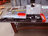 une table sur laquelle sont posés de nombreux outils différents