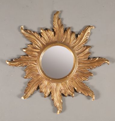 un miroir en forme d'étoile dorée accroché au mur