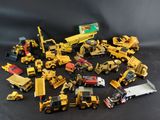 de nombreux engins de chantier qui sont sur la table