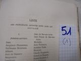 un livre sur lequel figure une liste et dans lequel se trouve un stylo