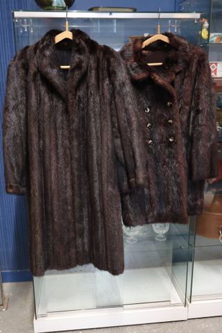 Lot de deux manteaux de fourrure. Taille : 40