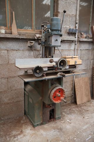 Mortaiseuse perceuse ancienne, sans marque apparente. Visite le m...