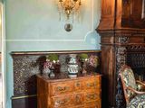 une pièce avec une cheminée et un fauteuil à l'intérieur