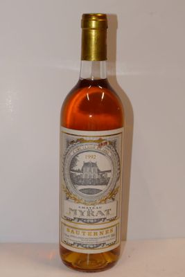 une bouteille de vin posée sur une table à côté d'une bouteille de vin