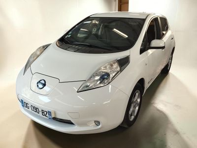 une photo d'une Nissan Leaf blanche dans un garage