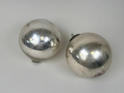 une paire de boules argentées sur un fond blanc