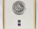 une photo encadrée représentant une pièce de monnaie ornée d'une bande rouge, blanche et bleue