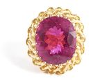 une image représentant une bague ornée d'une pierre rose au centre
