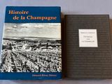deux livres posés l'un à côté de l'autre sur une table
