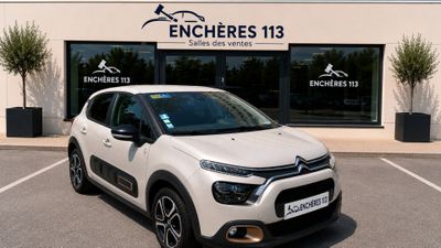 la citrole blanche est garee devant un batiment