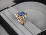 une bague en or sertie d'une pierre bleue