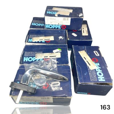 Plusieurs cartons de produits « Hope » sont empilés les uns sur les autres.
