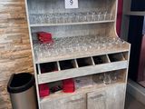 un casier à vin sur lequel sont posés des verres à vin