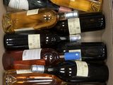 plusieurs bouteilles de vin dans une caisse sur la table