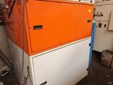 une machine orange et blanche qui se trouve dans un bâtiment