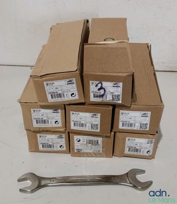 une pile de cartons et un wrenet posé sur une table