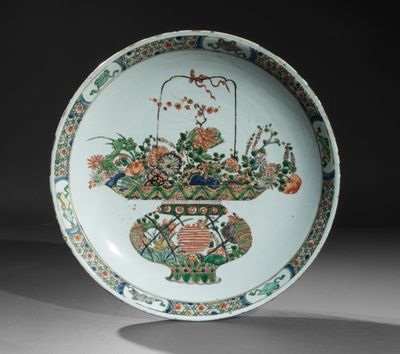 une image représentant une assiette sur laquelle est posé un vase de fleurs