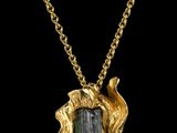 un collier plaqué or orné d'une tourmaline verte, monté sur une chaîne