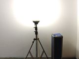 a light that is on top of a tripod in a room