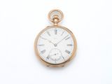 montre de poche avec des chiffres romains sur le cadran et des chiffres romains sur la face