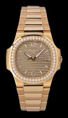 un gros plan d'une montre en or dont le cadran est orné de diamants