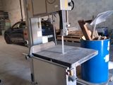 une machine qui se trouve dans un garage