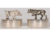 deux figurines en argent représentant un taureau et un ours, posées sur un socle