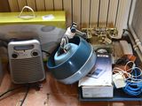 un mixeur bleu posé sur le sol à côté d'une boîte de câbles