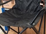 une chaise pliante noire au milieu d'un carton
