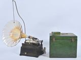 une petite boîte verte et un gramophone à l'ancienne