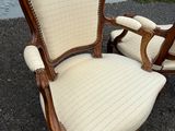 paire de chaises anciennes avec accoudoirs rembourrés