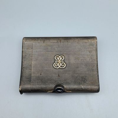 un étui à cigarettes ancien en argent, orné d'un monogramme sur le devant