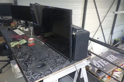 un bureau d'ordinateur avec deux écrans et un clavier