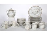 de nombreuses assiettes, tasses et soucoupes posées sur une table