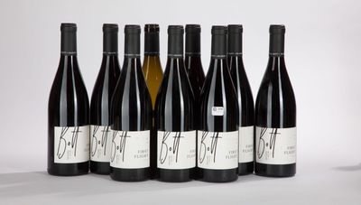 six bouteilles de vin sont alignées sur une table