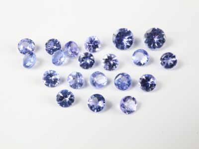 un bouquet de saphirs bleus sur un fond blanc