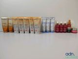 un ensemble de produits de soin pour la peau posés sur une table blanche