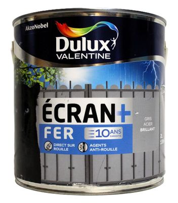 gros plan d'un pot de peinture sur fond blanc