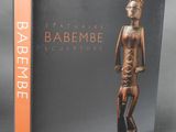 un livre à la couverture orange posé sur une table