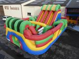 un grand toboggan aquatique gonflable installé sur un parking
