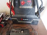 un aspirateur noir et rouge posé sur une table en bois
