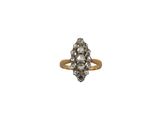 une image représentant une bague en or sertie d'un groupe de diamants blancs