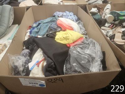 une boîte en carton remplie de vêtements et d'autres objets
