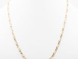 un collier à chaîne en or sur un mannequin mannequin mannequin mannequin mannequin mannequin mannequin mannequin mannequin mannequin